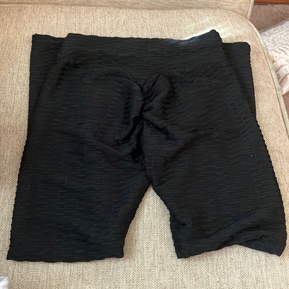 Black scrunch butt leggings